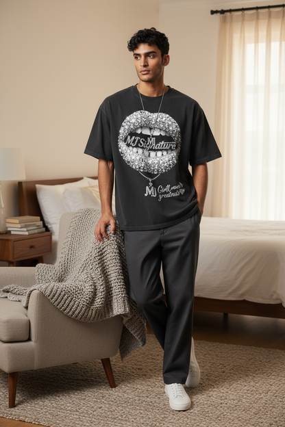 “Greatness” Diamond Lips Graphic T-Shirt – Black.